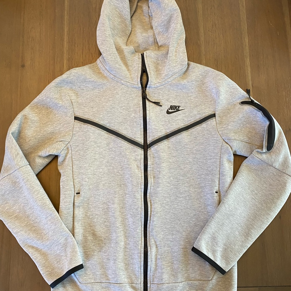 Nike Tech set - jacket and pants - men’s adult Small